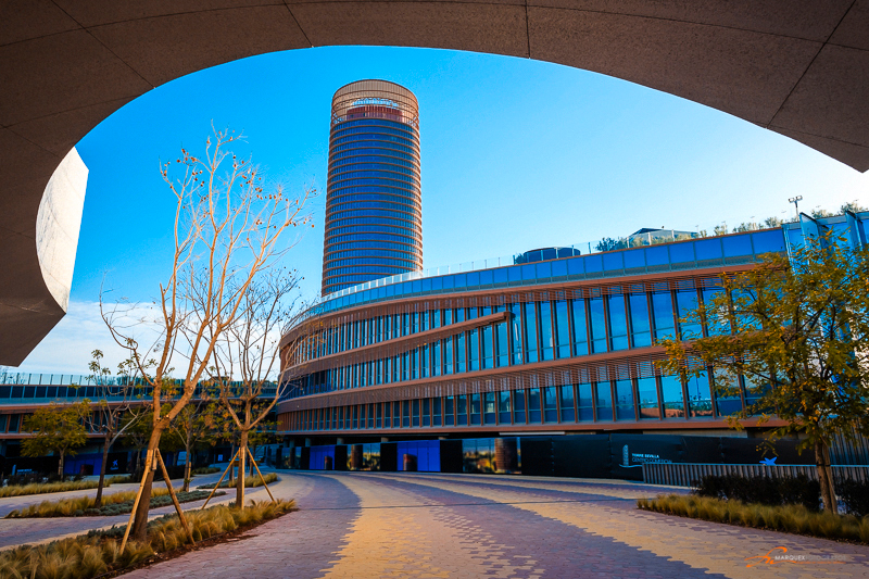 Resultado de imagen de torre de sevilla y caixaforum