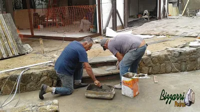 Bizzarri fazendo a construção da escada de pedra com as pisadas com pedra Carranca tipo cacão de pedra e nos espelhos da escada com chapinha de pedra moledo e nas laterais as muretas de pedra moledo. 03 de novembro de 2016.