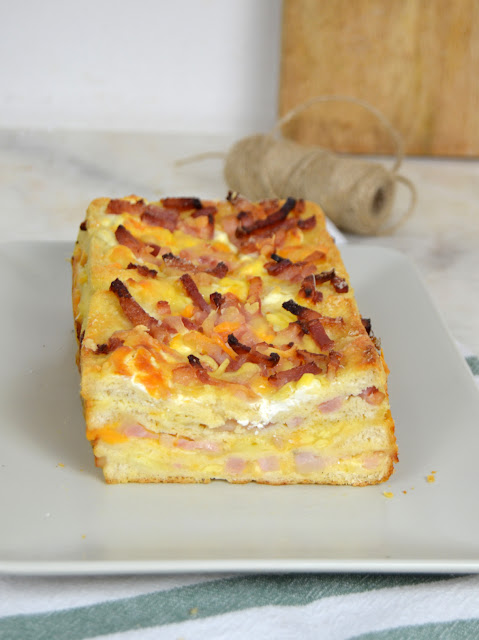 Pastel de bacon y queso en pan de molde