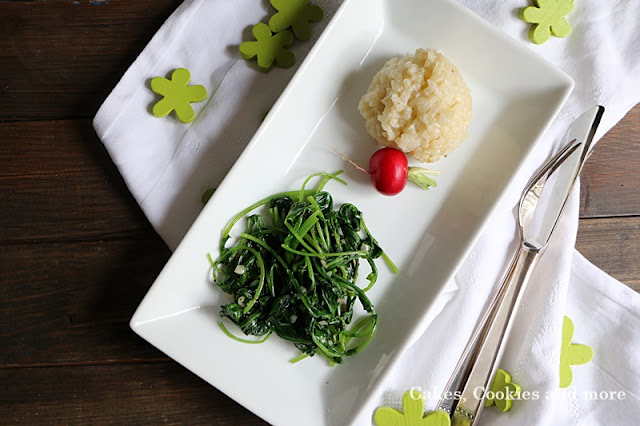 Nachhaltig kochen - gedünstete Radieschenblätter mit Risotto und einem Radieschen