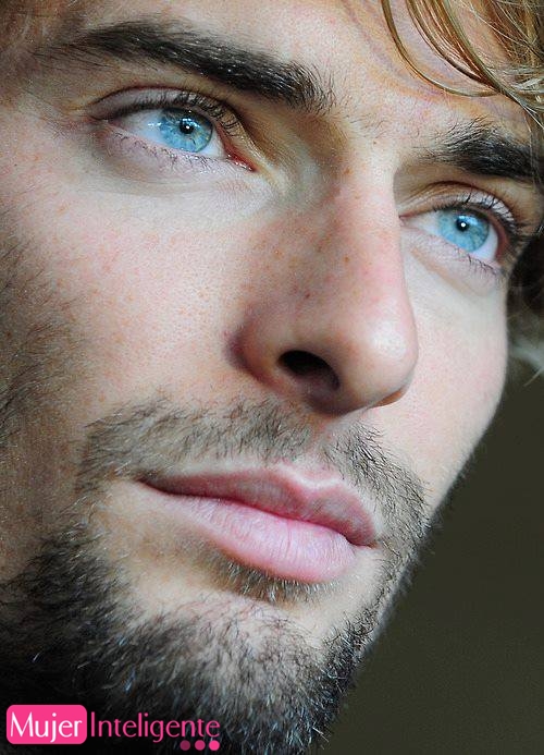 chicos guapos con ojos azules