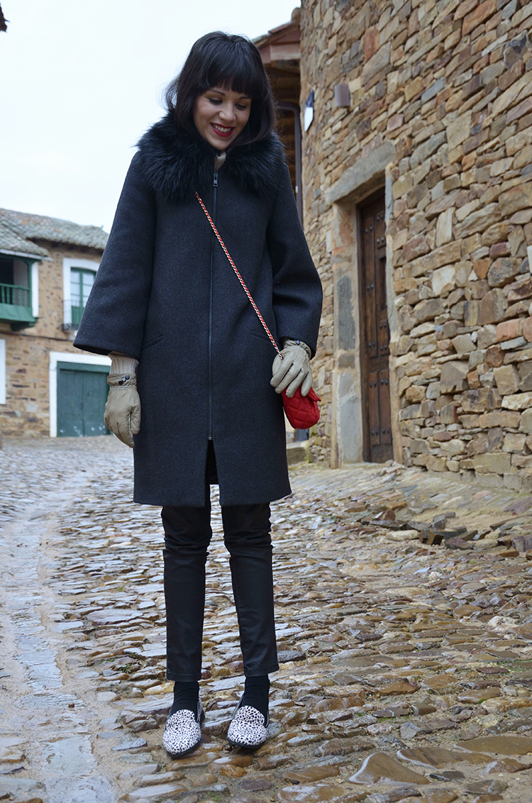 look-abrigo-capa-outfit-bolso-rojo-blogger-fashion-trends-gallery