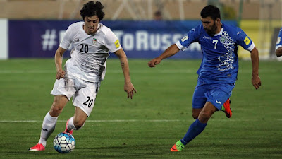 Irán 2-0 Uzbekistán Eliminatorias Asia Rusia 2018 Sardar Azmoun, autor de uno de los goles con los que Irán ganó la clasificación a Rusia 2018, pelea el balón con Azizkeb Khaydarov de Uzbekistán