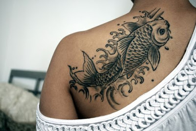 Tatuaje pez koi blanco y negro