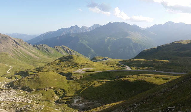 Aussicht vom Hochtor Bergpass auf die Glocknerstrasse, Serpentinen in grün eingebettet, Berge