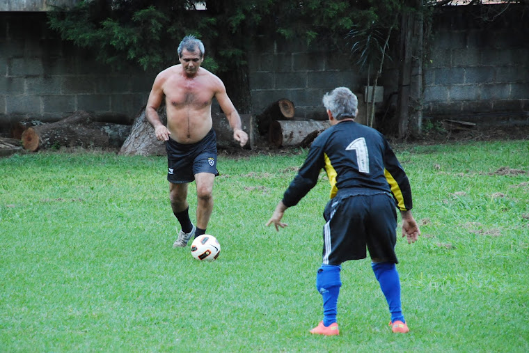 O atacante, a bola e o goleiro