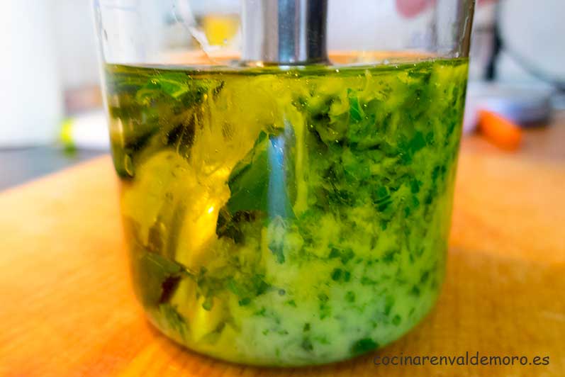 Batiendo el aceite de albahaca
