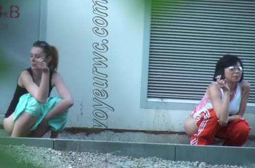 Real girls sat pissing outdoor and got voyeured on cam