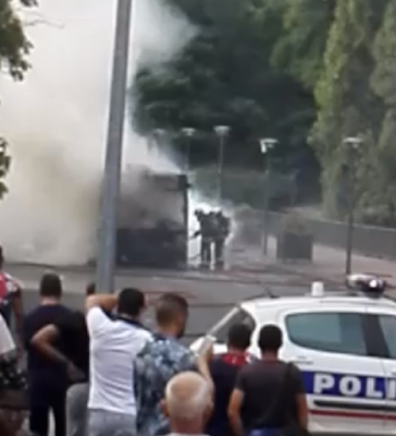 ΕΚΤΑΚΤΟ : Έκρηξη σε λεωφορείο στο Παρίσι Στην περιοχή Τρεμπλέ εν Φρανς  