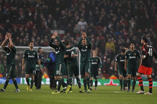 Real Madrid team with green jersey celebrate the victory at Old Trafford