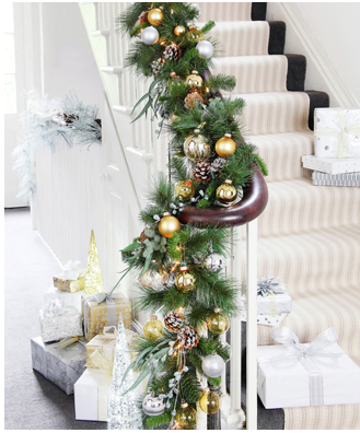 cómo decorar les escaleras elegantes en navidad, maneras de decorar las escaleras en navidad, decoraciones elegantes navideñas, decoraciones navideñas elegantes para escaleras, ideas elegantes para la decoracion navideña de las escaleras