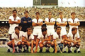 Cagliari's 1969-70 team - Comunardo Niccolai is on the back row, fourth from the left