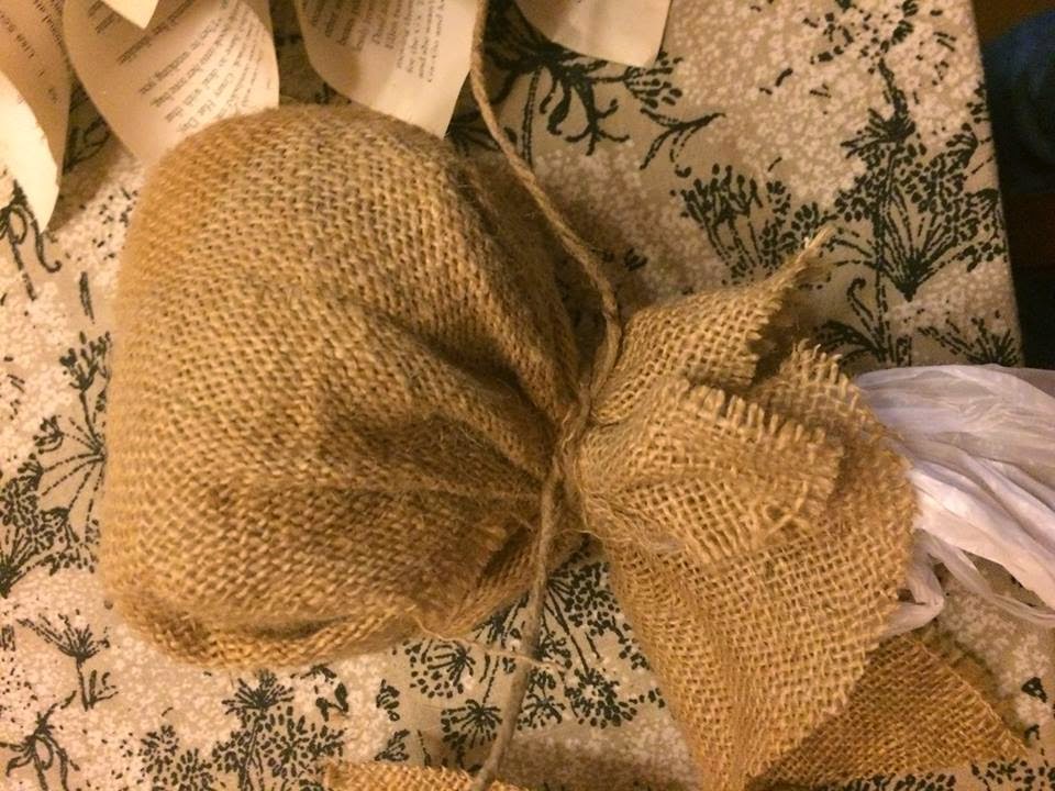 How to DIY a burlap center insert for a recycled wreath.