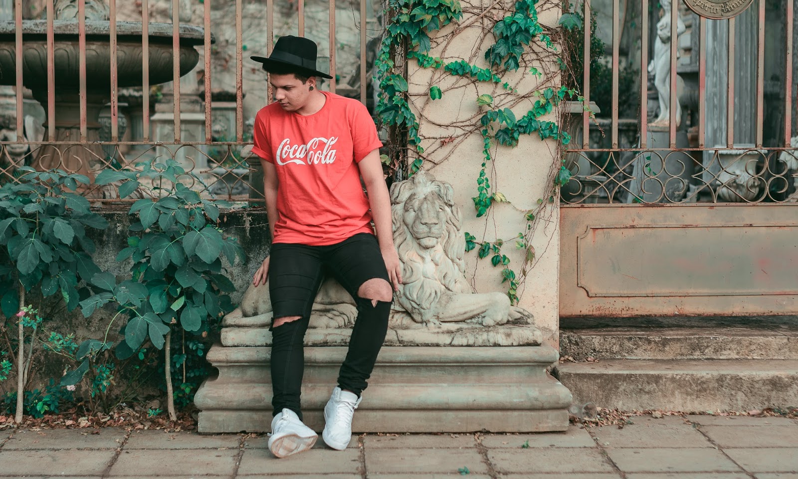 calça preta e camisa vermelha