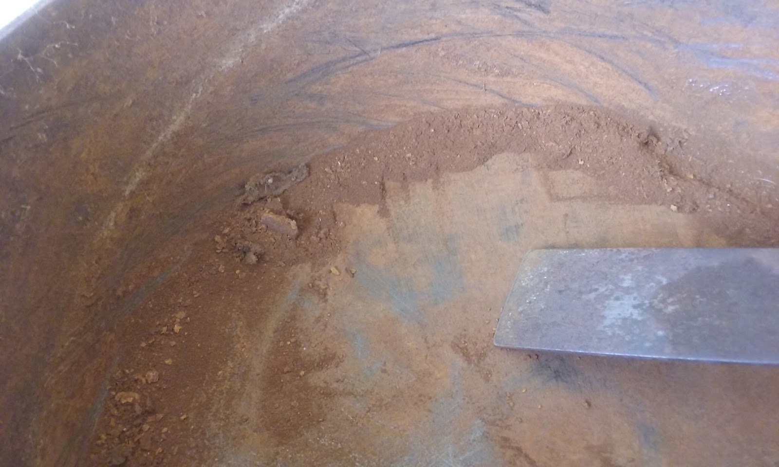 The Smiling LiMe Cleaning and Curing an old cast iron pot.