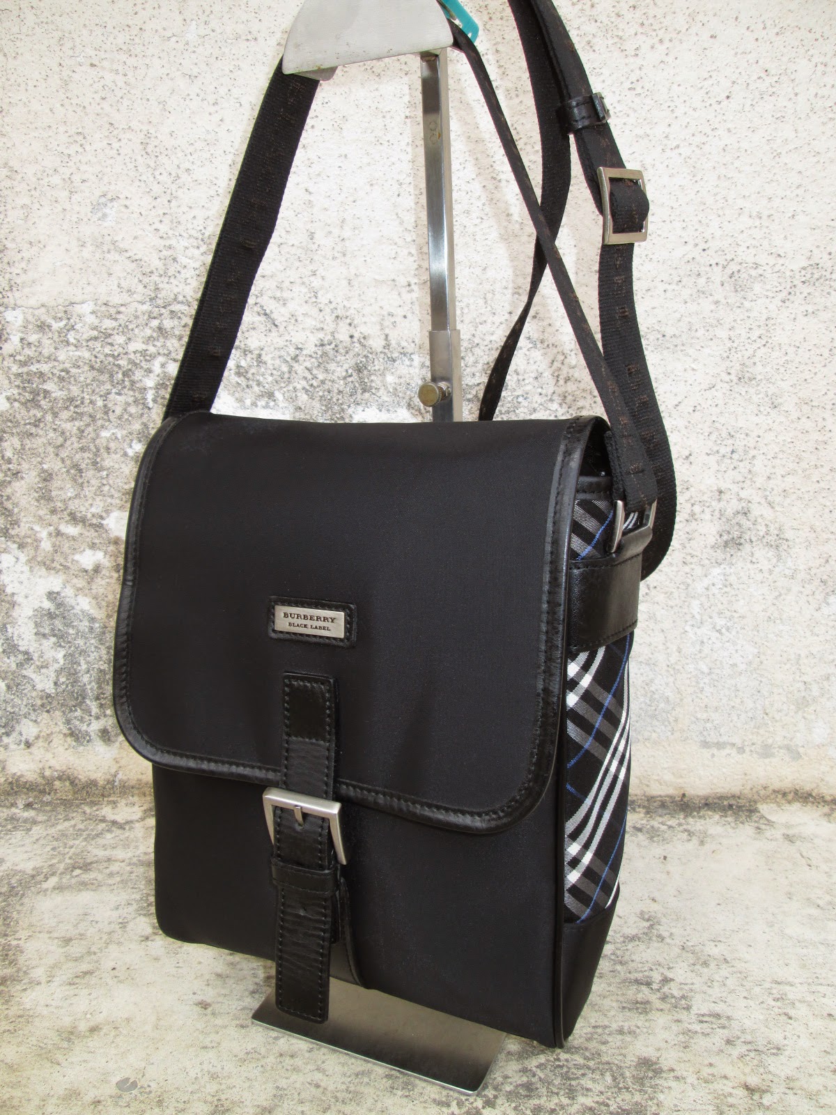 d0rayakEEbaG: Authentic Burberry BLACK LABEL Sling Bag(SOLD)