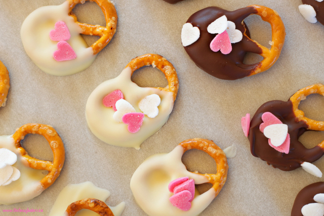 These Easy DIY Valentine's Day Pretzel Treats are perfect for making with kids! www.thebusybaker.ca