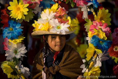 Niña mazahua con una ofrenda de flores en la Basílica  de Santa María de Guadalupe en Ciudad de México.  Pueblos Antiguos. Antropología, arqueología, historia, mitología y tradiciones del mundo. Foto: www.chicosanchez.com