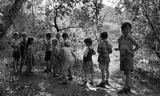 Groupe d'enfants perdus dans la forêt du Coquillon proche de Saint Montan en Ardèche, France.