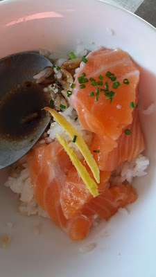 Tartare de saumon et riz; délicieux,bien frais,;choisissez du saumon bien frais pour la dégustation!