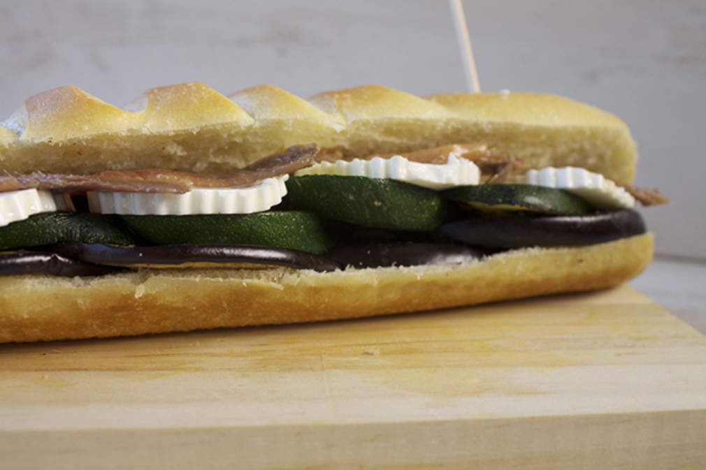 Sandwich de calabacin y queso tierno