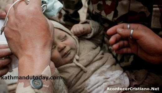Bebé rescatado de entre escombros de terremoto