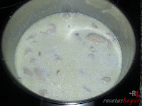 Caldo, nata de cocinar y macarrones mezclados
