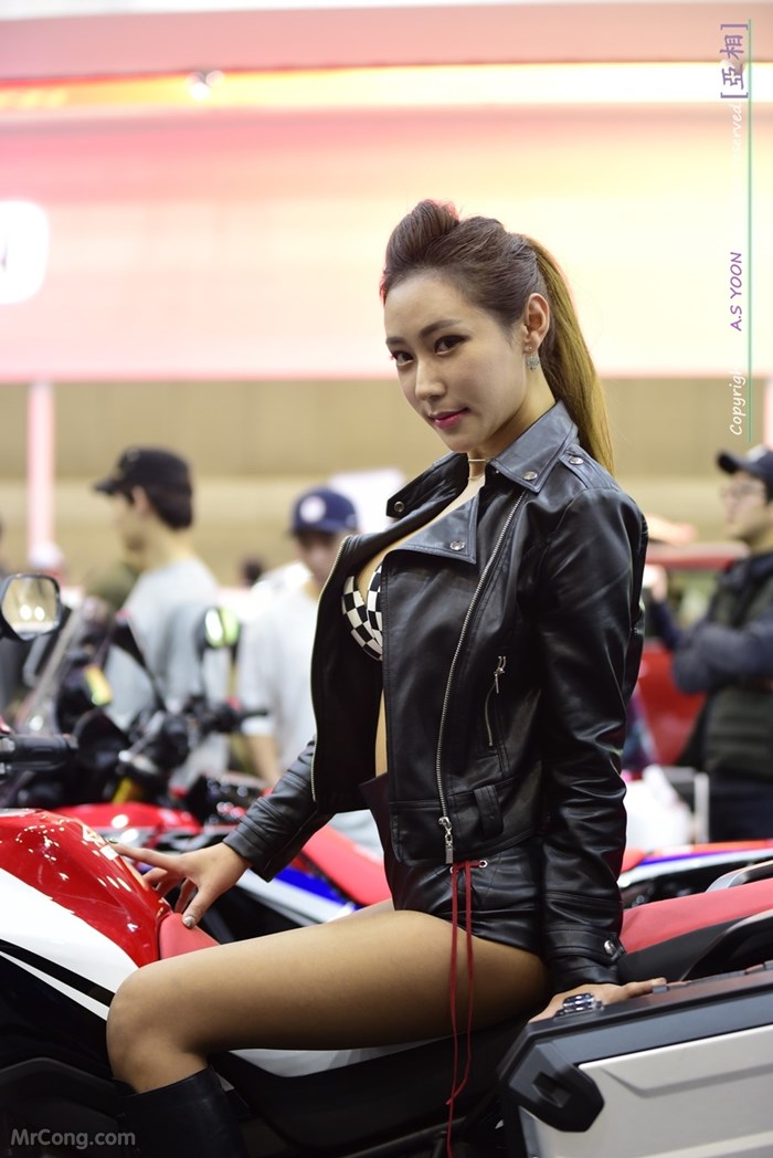 Kim Tae Hee&#39;s beauty at the Seoul Motor Show 2017 (230 photos) photo 1-1