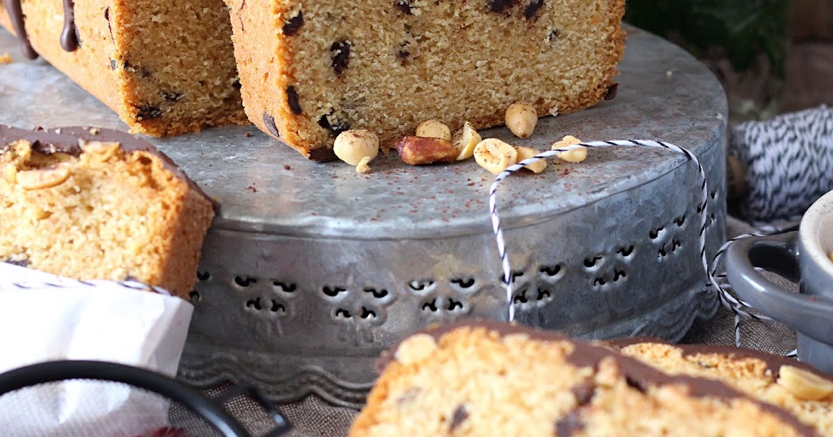 Erdnussbutter-Kuchen mit Schokostückchen und salzigem Erdnusstopping ...