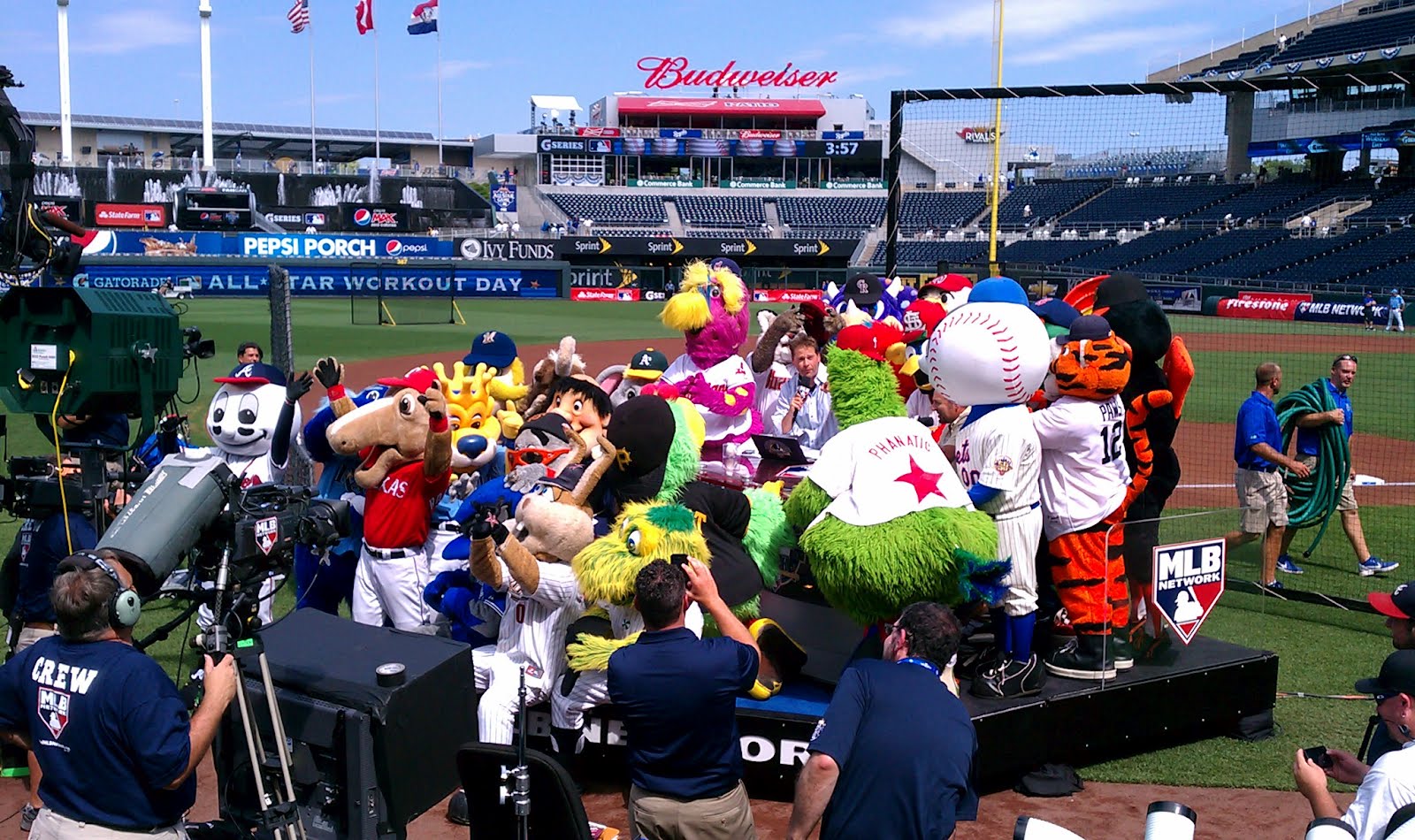 MLB Mascot attack! | Kansas City Star, image size:1600x950