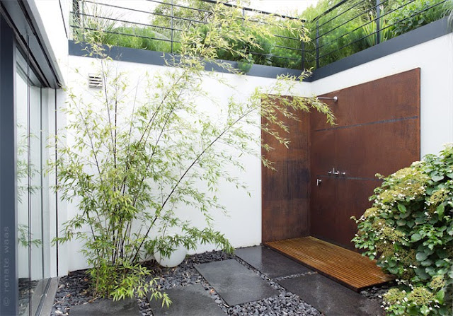 moderner Garten mit Gartendusche aus Corten Stahl