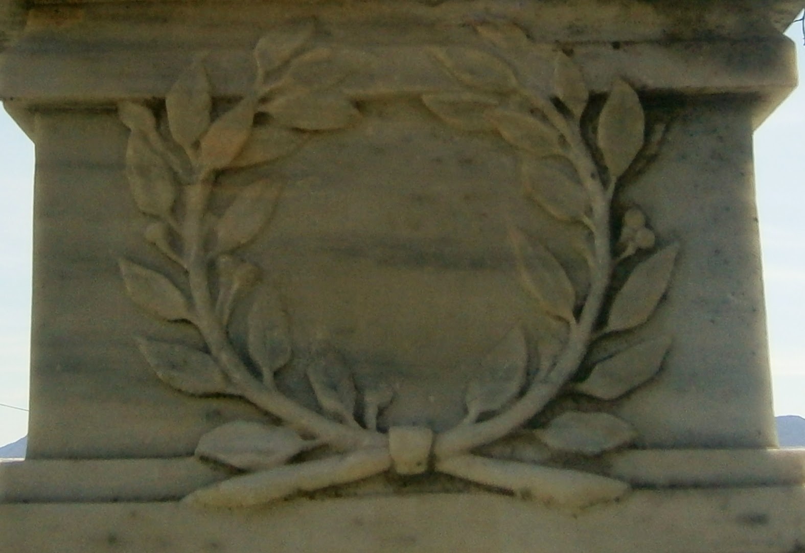 το μνημείο του Μάνθου Ριζάρη στο Μονοδέντρι Ζαγορίου