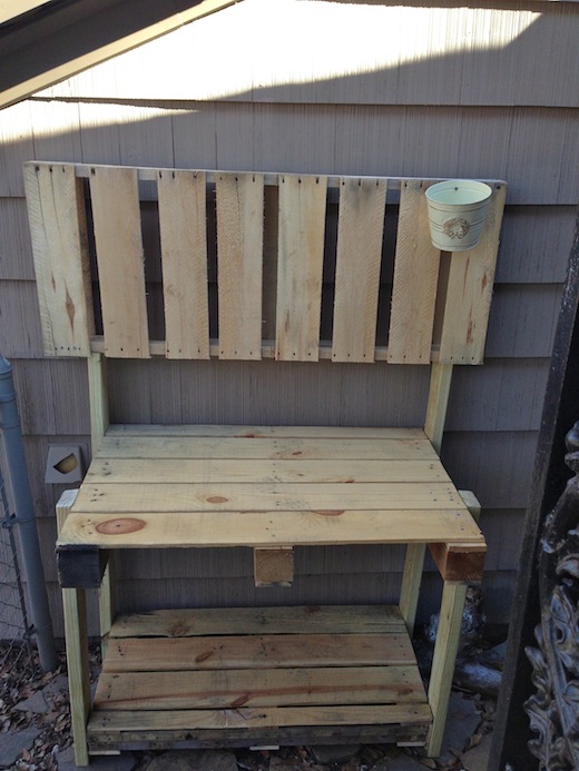 indie and chic: Pallet Projects // Gardening Table