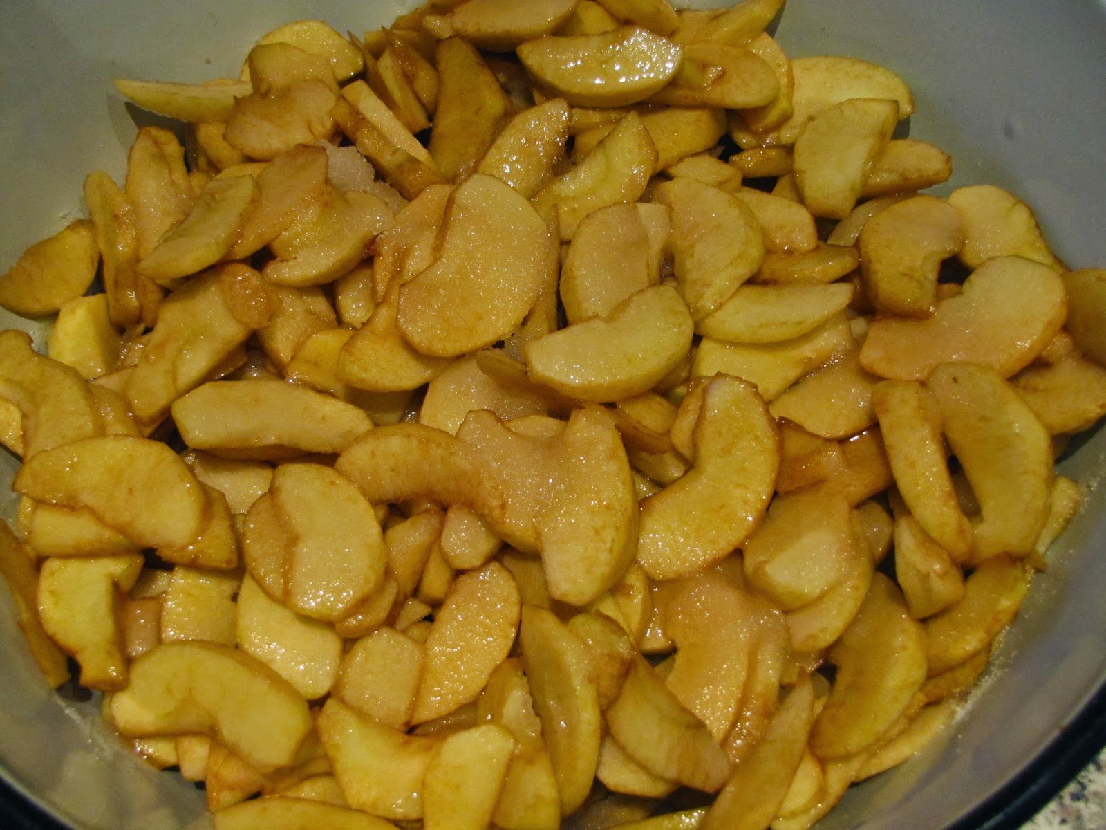 Яблочные дольки много. Ломтики из яблока. Яблоки в сиропе на зиму дольками. Резаные яблоки на зиму. Моченые яблоки.