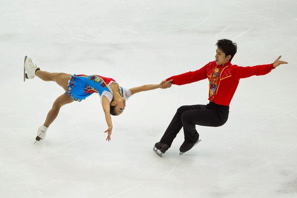 Wenjing Sui og Cong Han (CHN) udfører deres lange program ved Four Continents Championships 2014