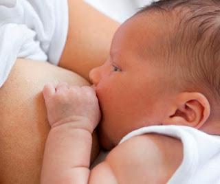 Mulher trans produz leite e amamenta bebê pela primeira vez já registrada