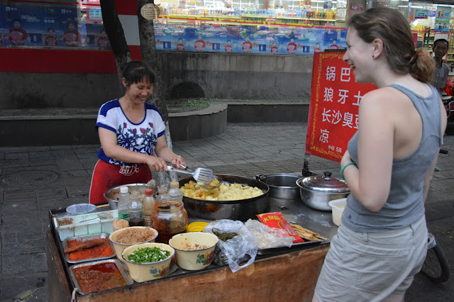 Vendeuse de street food épicé à Chengdu