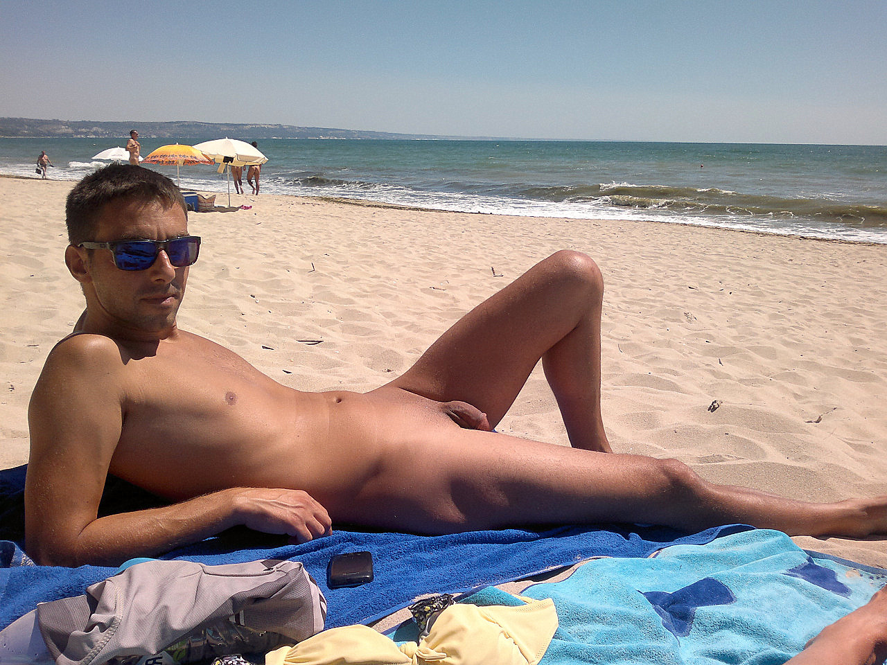 мужики на пляже отдыхают голыми фото 117