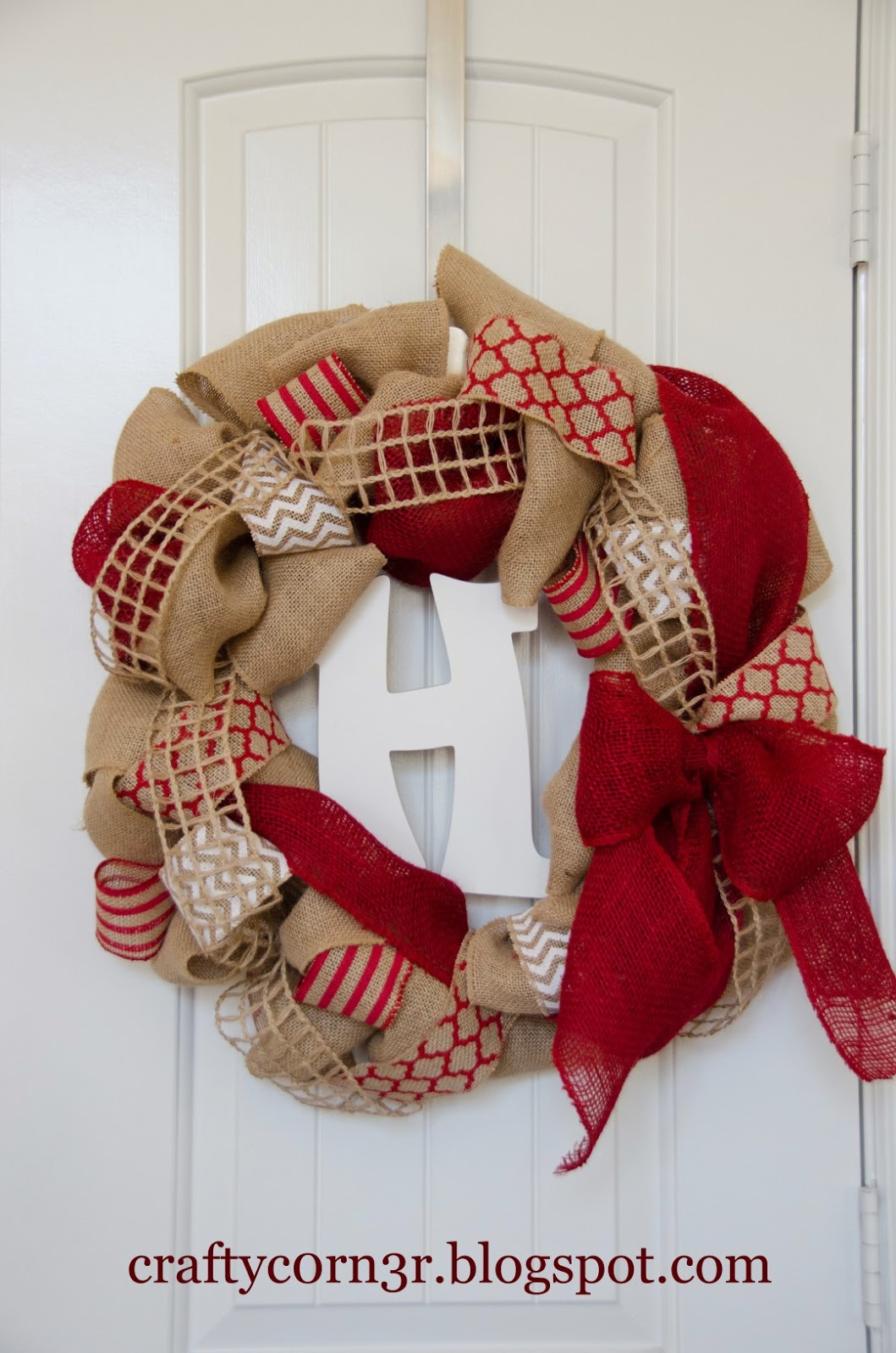 http://craftyc0rn3r.blogspot.com/2014/11/how-to-make-burlap-wreath.html