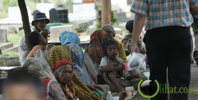 Pengemis tuna netra berlari lincah saat kehujanan 