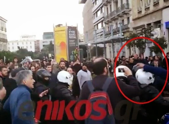 Διαδηλωτές στα Προπύλαια πήραν την κάμερα από το κράνος του αστυνομικού (ΒΙΝΤΕΟ)