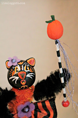 Halloween Kitty face & baton details