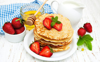Las tortitas son una buena opción para la merienda Tortitas con fresas y miel