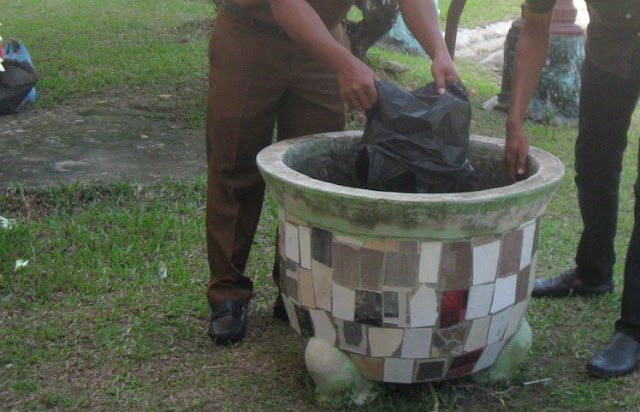 cara memindahkan tanaman dari polybag ke pot baru