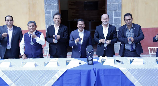 Leo Paisano y Roberto Ruiz Esparza presentan medalla del Maratón Internacional Puebla 2017