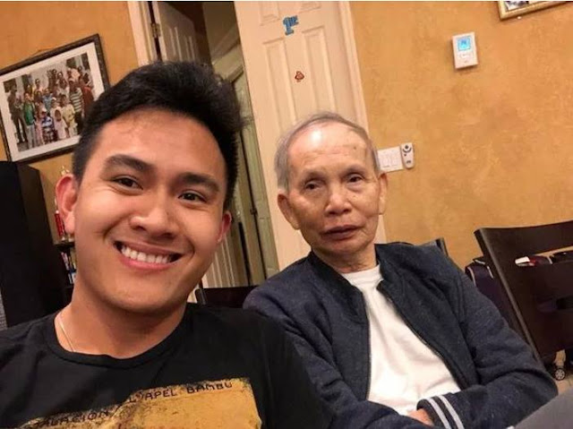 Võ Lê Thành Vinh chụp ảnh với ông bà nội