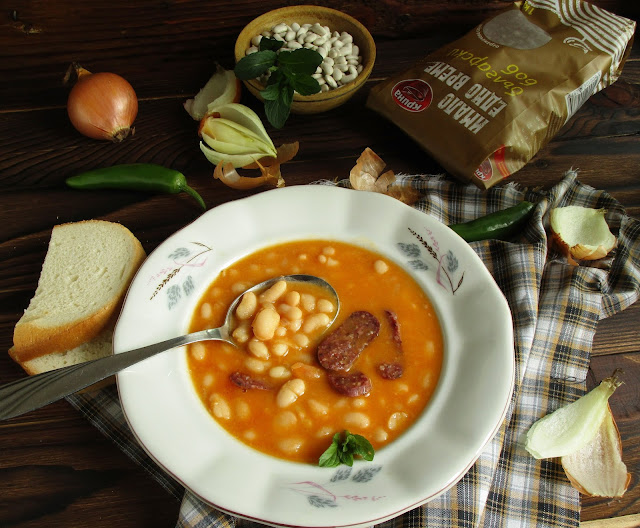 Бобена чорба със суджук