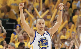 El base estrella de los Golden State Warriors Stephen Curry es electo el JMV