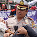 Perwira Polri Bantu Pejalan Kaki yang Pingsan di Jalan Merdeka Selatan 