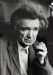 Emil Cioran Fotografía en blanco y negro de Cioran pensativo.